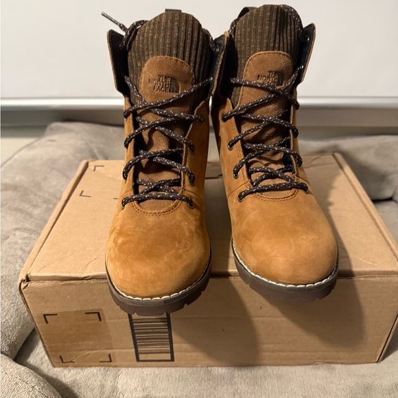 The North Face Women’s Tan Lace-Up Boots NWOT - Picture 2 of 2